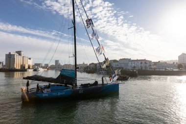 LES SABLES D 'OLONNE, FRANCE - NOVEMBER 08, 2020: Didac Costa teknesi (One Planet One Ocean), Vendee Globe 2020' nin başlangıcı için 8 Kasım 2020 'de Fransa' nın Les Sables d 'Olonne kentinde..