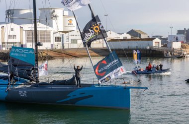 LES SABLES D 'OLONNE, FRANCE - NOVEMBER 08, 2020: Didac Costa teknesi (One Planet One Ocean), Vendee Globe 2020' nin başlangıcı için 8 Kasım 2020 'de Fransa' nın Les Sables d 'Olonne kentinde..