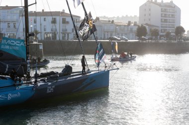 LES SABLES D 'OLONNE, FRANCE - NOVEMBER 08, 2020: Didac Costa teknesi (One Planet One Ocean), Vendee Globe 2020' nin başlangıcı için 8 Kasım 2020 'de Fransa' nın Les Sables d 'Olonne kentinde..