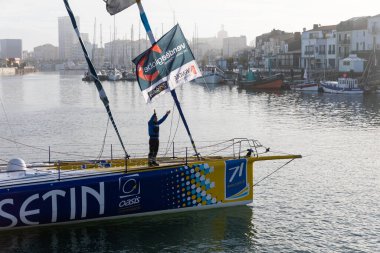 LES SABLES D 'OLONNE, FRANCE - NOVEMBER 08, 2020: Manuel Kuzen teknesi (Groupe Setin) 08.2020 Vendee Globe 2020' nin başlangıcı için Fransa 'nın Les Sables d' Olonne şehrinde.