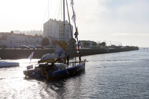 Les Sables Olonne フランス 2020年11月8日 11月8日にVendee Globe 2020の開始のためのチャンネルでマヌエル クザンボート グループ — ストック写真