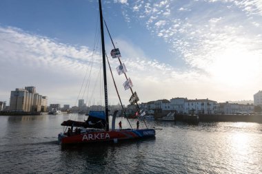 LES SABLES D 'OLONNE, FRANCE - NOVEMBER 08, 2020: Sebastien Simon botu (Arkea - Paprec) Vendee Globe 2020' nin başlangıcı için 08.2020 'de Fransa' nın Les Sables d 'Olonne kentinde.