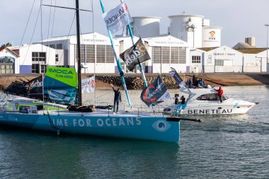 LES SABLES D 'OLONNE, FRANCE - NOVEMBER 08, 2020: Stephane Le Diraison botu (Okyanus Zamanı) Vendee Globe 2020' nin başlangıcı için 08.20. Kasım 'da Fransa' nın Les Sables d 'Olonne kentinde.