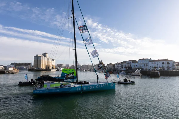 LES SABLES D 'OLONNE, FRANCE - NOVEMBER 08, 2020: Stephane Le Diraison botu (Okyanus Zamanı) Vendee Globe 2020' nin başlangıcı için 08.20. Kasım 'da Fransa' nın Les Sables d 'Olonne kentinde.