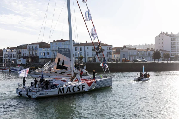 LES SABLES D 'OLONNE, FRANCE - NOVEMBER 08, 2020: Isabelle Joschke teknesi (MACSF) 08.2020 Vendee Globe 2020' nin başlangıcı için Fransa 'nın Les Sables d' Olonne şehrinde.