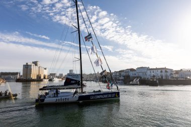 LES SABLES D 'OLONNE, FRANCE - NOVEMBER 08, 2020: Clement Giraud botu (Compagnie Du Lit - Jiliti), Vendee Globe 2020' nin başlangıcı için 08 Kasım 2020 'de Fransa' nın Les Sables d 'Olonne kentinde..