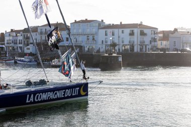 LES SABLES D 'OLONNE, FRANCE - NOVEMBER 08, 2020: Clement Giraud botu (Compagnie Du Lit - Jiliti), Vendee Globe 2020' nin başlangıcı için 08 Kasım 2020 'de Fransa' nın Les Sables d 'Olonne kentinde..