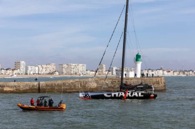 LES SABLES D 'OLONNE, FRANCE - NOVEMBER 14, 2020: Jeremie Beyou teknesi (Charal) 14 Kasım 2020 tarihinde Fransa' nın Les Sables d 'Olonne şehrinde Vendee Globe 2020 kanalında hasar gördükten sonra geri döndü..