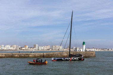 LES SABLES D 'OLONNE, FRANCE - NOVEMBER 14, 2020: Jeremie Beyou teknesi (Charal) 14 Kasım 2020 tarihinde Fransa' nın Les Sables d 'Olonne şehrinde Vendee Globe 2020 kanalında hasar gördükten sonra geri döndü..