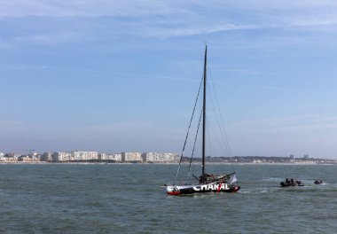 LES SABLES D 'OLONNE, FRANCE - NOVEMBER 14, 2020: Jeremie Beyou teknesi (Charal) 14 Kasım 2020 tarihinde Fransa' nın Les Sables d 'Olonne şehrinde Vendee Globe 2020 kanalında hasar gördükten sonra geri döndü..