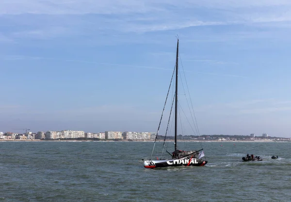 Les Sables Olonne フランス 2020年11月14日 ジェレミー ビヨーボート シャール 11月14日にヴェンディー グローブ2020のチャンネルで損傷した後に戻ります — ストック写真