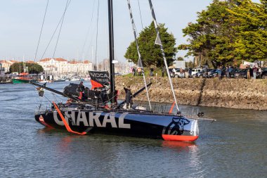 LES SABLES D 'OLONNE, FRANCE - 17 Kasım 2020' de Fransa 'nın Les Sables d' Olonne kentinde Vendee Globe 2020 'nin onarımlarından sonra yeni bir başlangıç için Jeremie Beyou teknesi (Charal) kanalda..