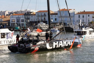 LES SABLES D 'OLONNE, FRANCE - 17 Kasım 2020' de Fransa 'nın Les Sables d' Olonne kentinde Vendee Globe 2020 'nin onarımlarından sonra yeni bir başlangıç için Jeremie Beyou teknesi (Charal) kanalda..