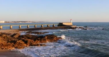 Les Sables d 'Olonne' un dalgakıranı ve büyük iskelesi (Vendee, Fransa)