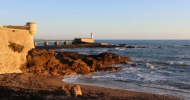 Dalgakıranı olan kıyı manzarası ve Les Sables d 'Olonne' un büyük iskelesi (Vendee, Fransa)