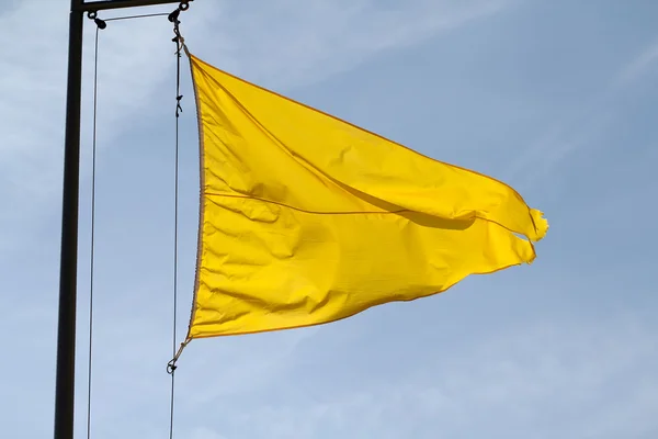 Gele vlag - gevaarlijke zwemmen — Stockfoto