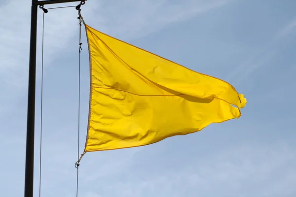 Yellow flag - Dangerous swimming — Stock Photo, Image