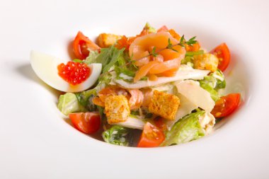 Yumurta ve havyar ile Sezar salata