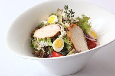 Memeli ve yeşilli salata.