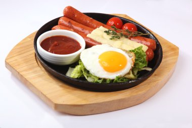 Alman mutfağı tavada sosis.