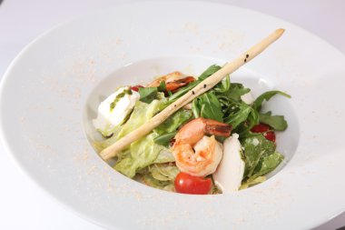 Tabağında karides olan Sezar.