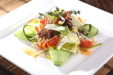 Salatalıklı vejetaryen salatası.