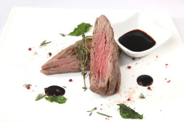 Soslu ve kanlı biftek.