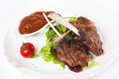 Kemiğe kırmızı sos ve kirazlı et.