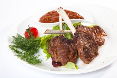 Kemiğe kırmızı sos ve kirazlı et.