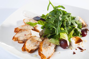 Türkiye 'li salata ve beyaz tabakta yeşiller.