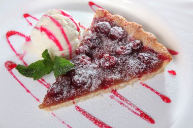 Dondurma ve naneli dutlu turta.