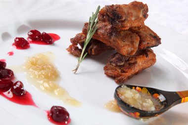 Rus usulü ızgara tavuk ve kaşık.