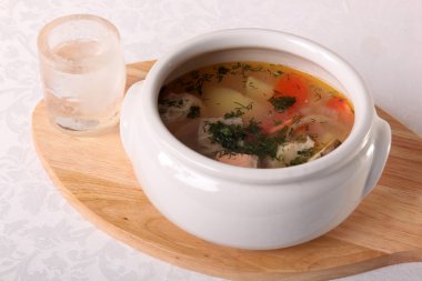 Balık kulaklı buz kadehi tahtada votka