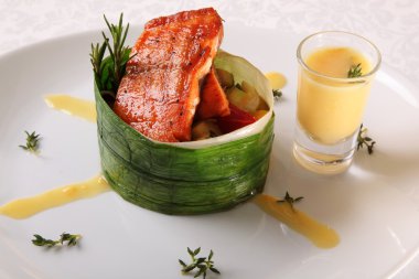 plaka üzerinde soslu somon balığı