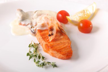 Somon biftek et suyu ve limon ile