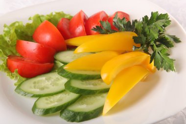 domates, salatalık ve biber plaka üzerinde