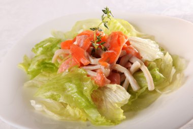 plaka üzerinde füme somon salata