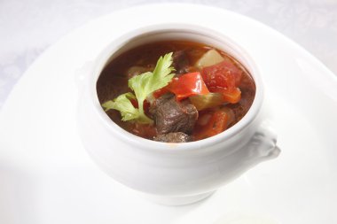 bir tencerede et çorbası