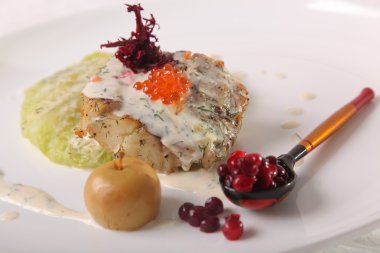 Kızarmış morina havyarı ile