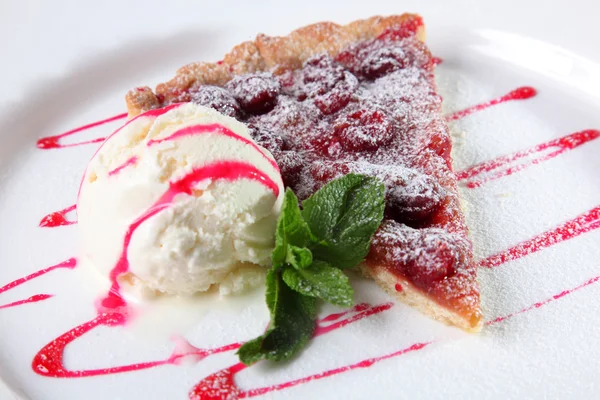 Dondurma ve naneli dutlu turta.