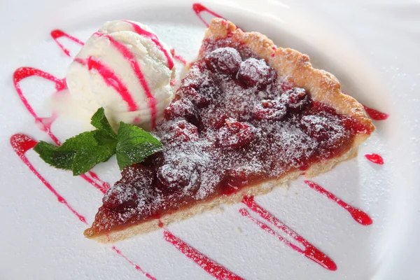 Dondurma ve naneli dutlu turta.