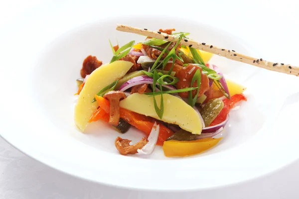 Insalata Con Funghi Verdure Sul Piatto — Foto Stock