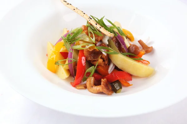 Insalata Con Funghi Verdure Sul Piatto — Foto Stock