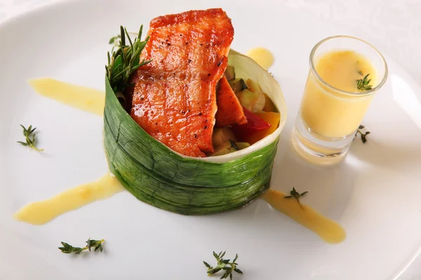 plaka üzerinde soslu somon balığı