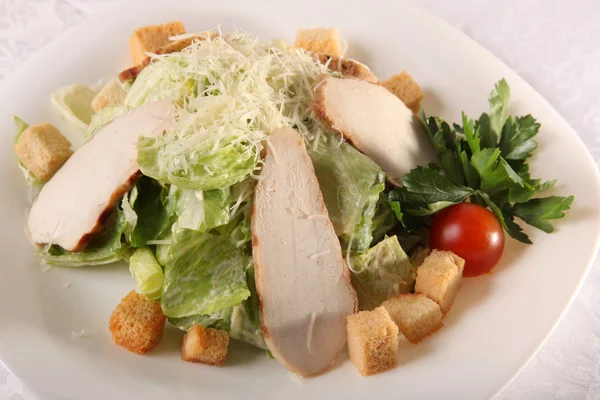 Caesar Salat Mit Huhn Auf Teller — Stockfoto