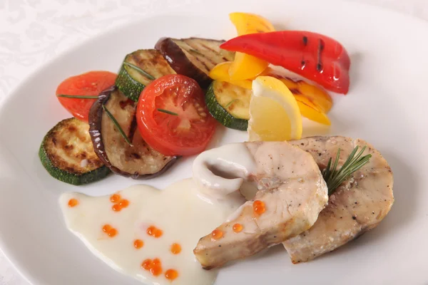 Sebzeli ve soslu balık.