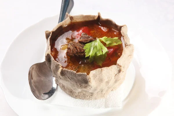 Sopa con carne en una olla — Foto de Stock