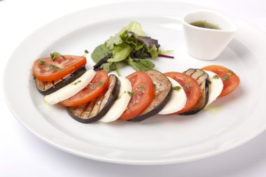 İtalyan meze mozzarella ve domates ile