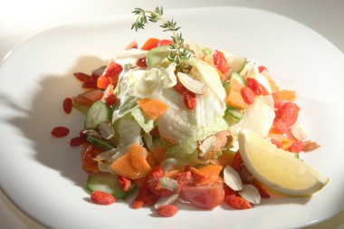 Çilek ve fındık ile salata