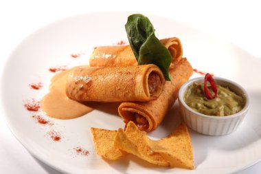 guacamole ile doldurulmuş krep